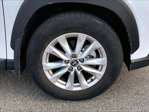 Used 2023 Toyota Corolla Cross LE w/ Moonroof Package image 4