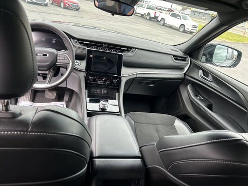 Used 2024 Jeep Grand Cherokee Altitude AWD/4WD image 14