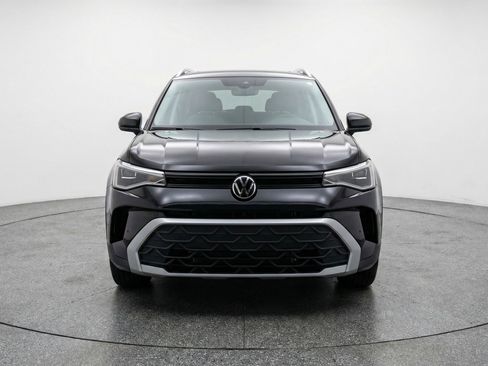 Used 2025 Volkswagen Taos SE image 2