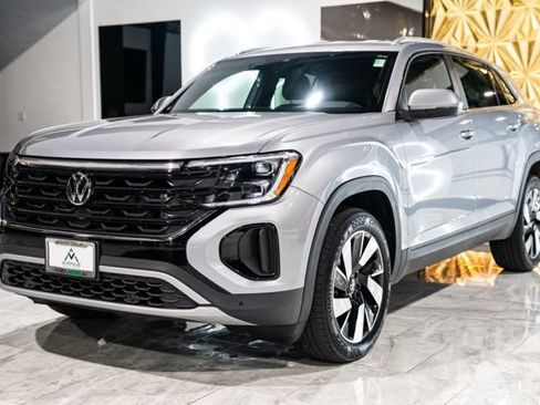 Used 2025 Volkswagen Atlas Cross Sport SE image 3