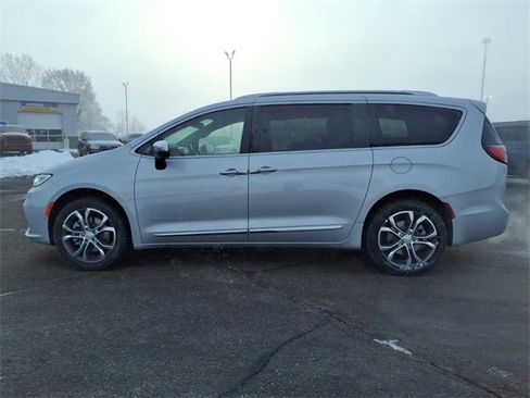 New 2026 Chrysler Pacifica Pinnacle image 4