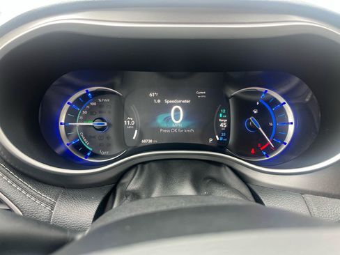 Used 2021 Chrysler Pacifica Touring-L FWD image 16