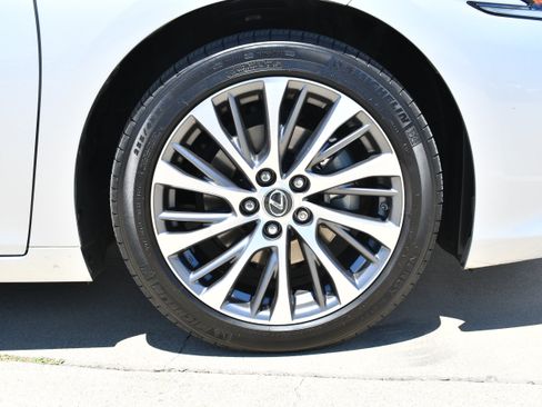 Used 2019 Lexus ES 300h w/ Premium Package FWD image 4