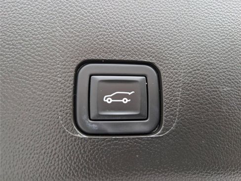 Used 2023 Chevrolet Traverse LT w/ LT Premium Package AWD/4WD image 15