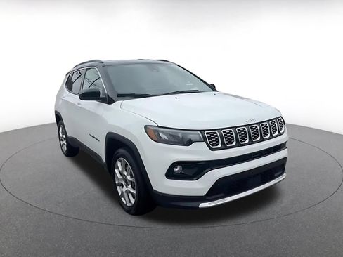 Used 2025 Jeep Compass Limited AWD/4WD image 3