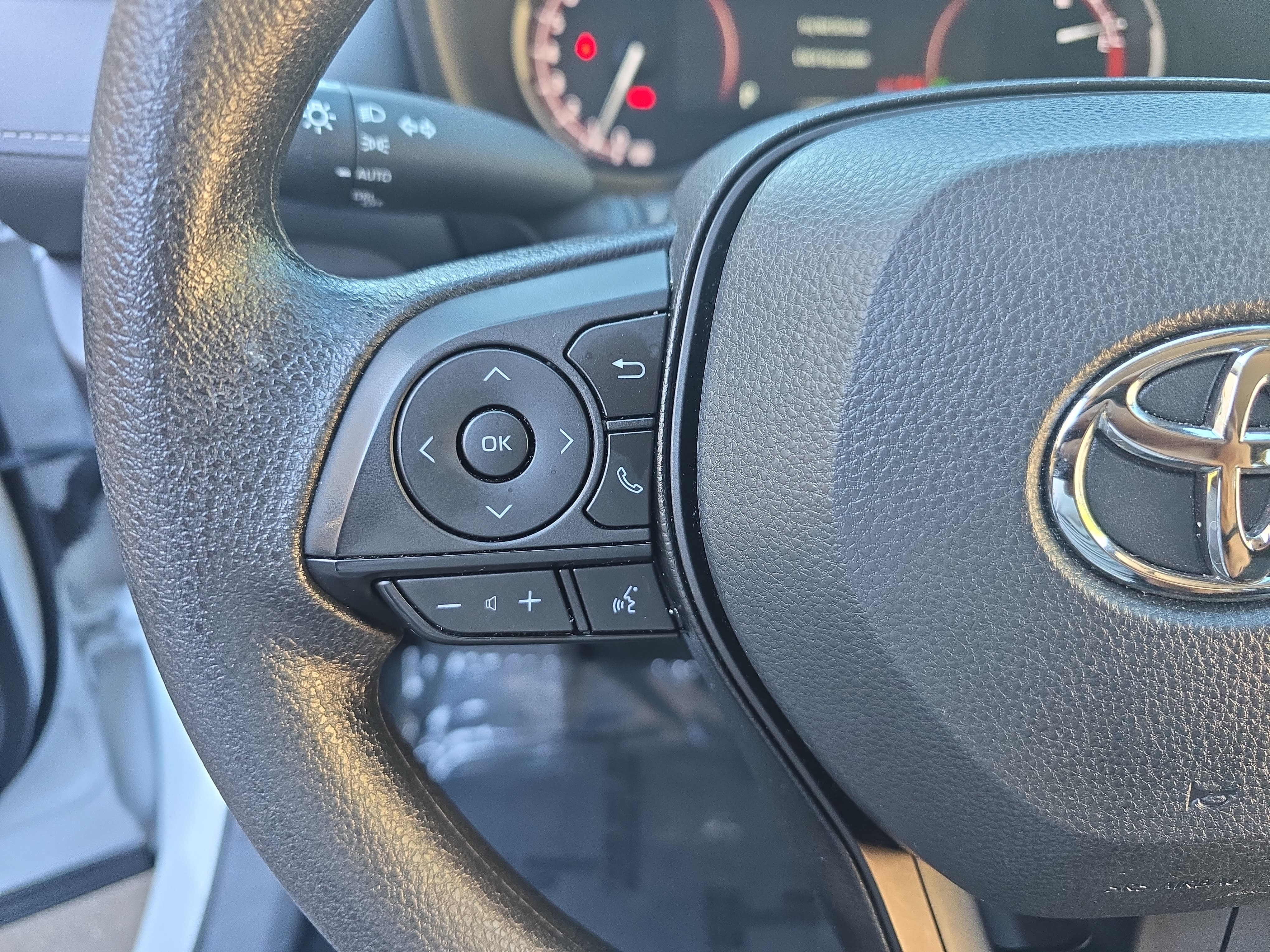 Used 2025 Toyota RAV4 XLE FWD image 18