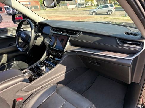 Used 2022 Jeep Grand Cherokee Limited AWD/4WD image 17