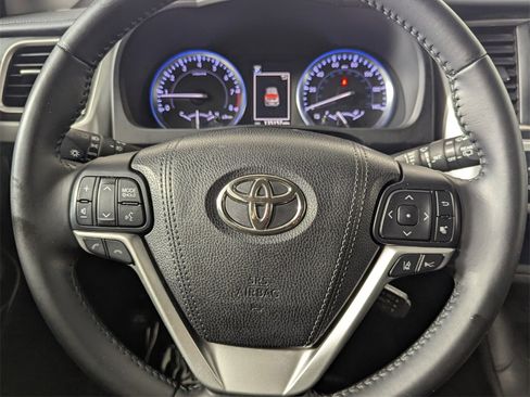 Used 2017 Toyota Highlander SE image 16