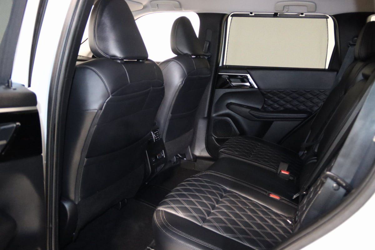 Used 2024 Mitsubishi Outlander 4WD Plug-In Hybrid image 54