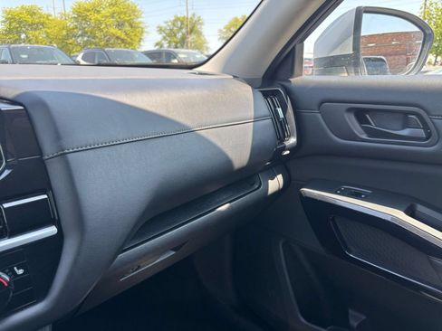 Used 2025 Nissan Pathfinder SV AWD/4WD image 38