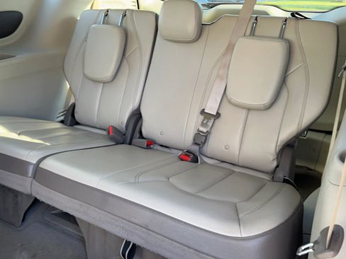 Used 2017 Chrysler Pacifica Touring-L image 33