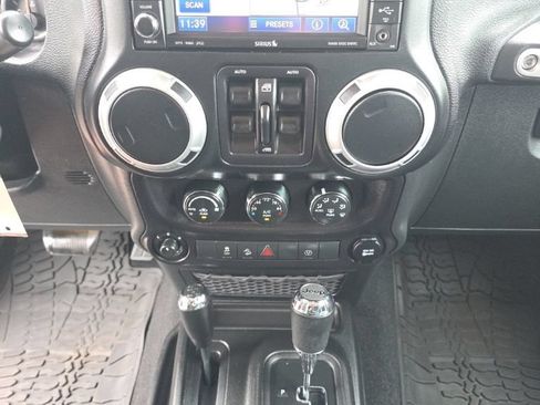 Used 2015 Jeep Wrangler Unlimited Sahara w/ Connectivity Group AWD/4WD image 16
