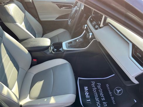 Used 2021 Toyota RAV4 XLE Premium image 15