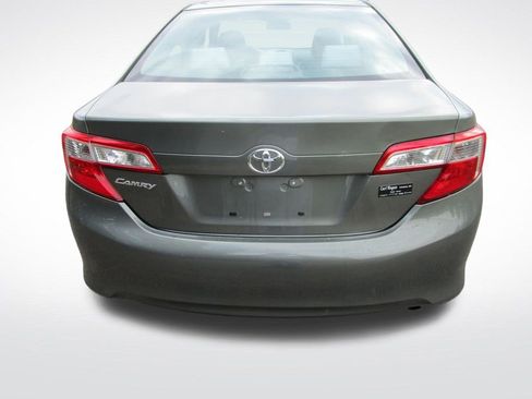 Used 2012 Toyota Camry L image 8