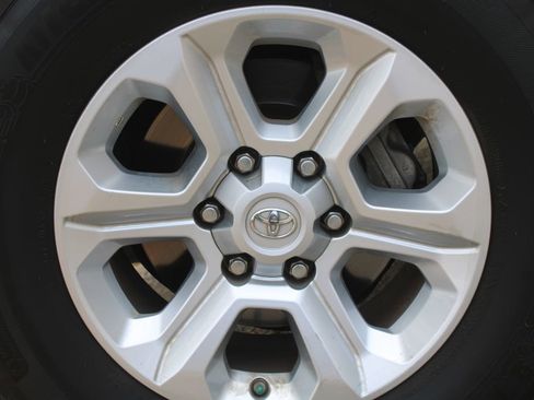 Used 2018 Toyota 4Runner SR5 Premium image 17