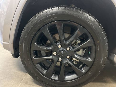 Used 2017 Jeep Grand Cherokee Altitude AWD/4WD image 9