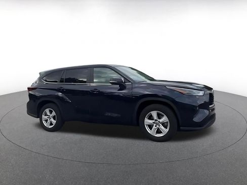 Used 2025 Toyota Highlander LE FWD image 2