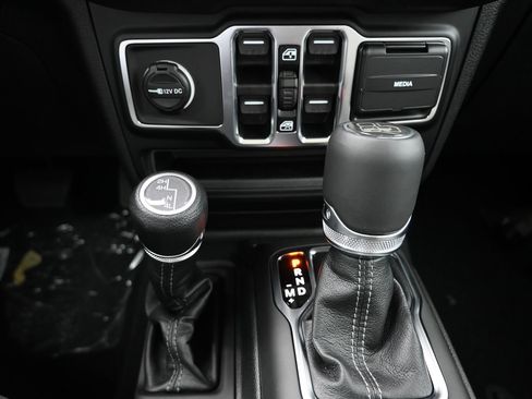 New 2026 Jeep Gladiator Sport AWD/4WD image 17