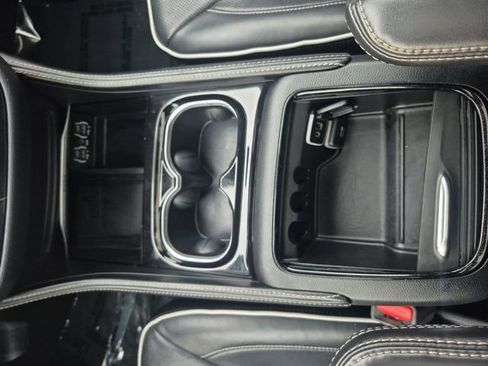 Used 2024 Chrysler Pacifica Premium FWD image 23