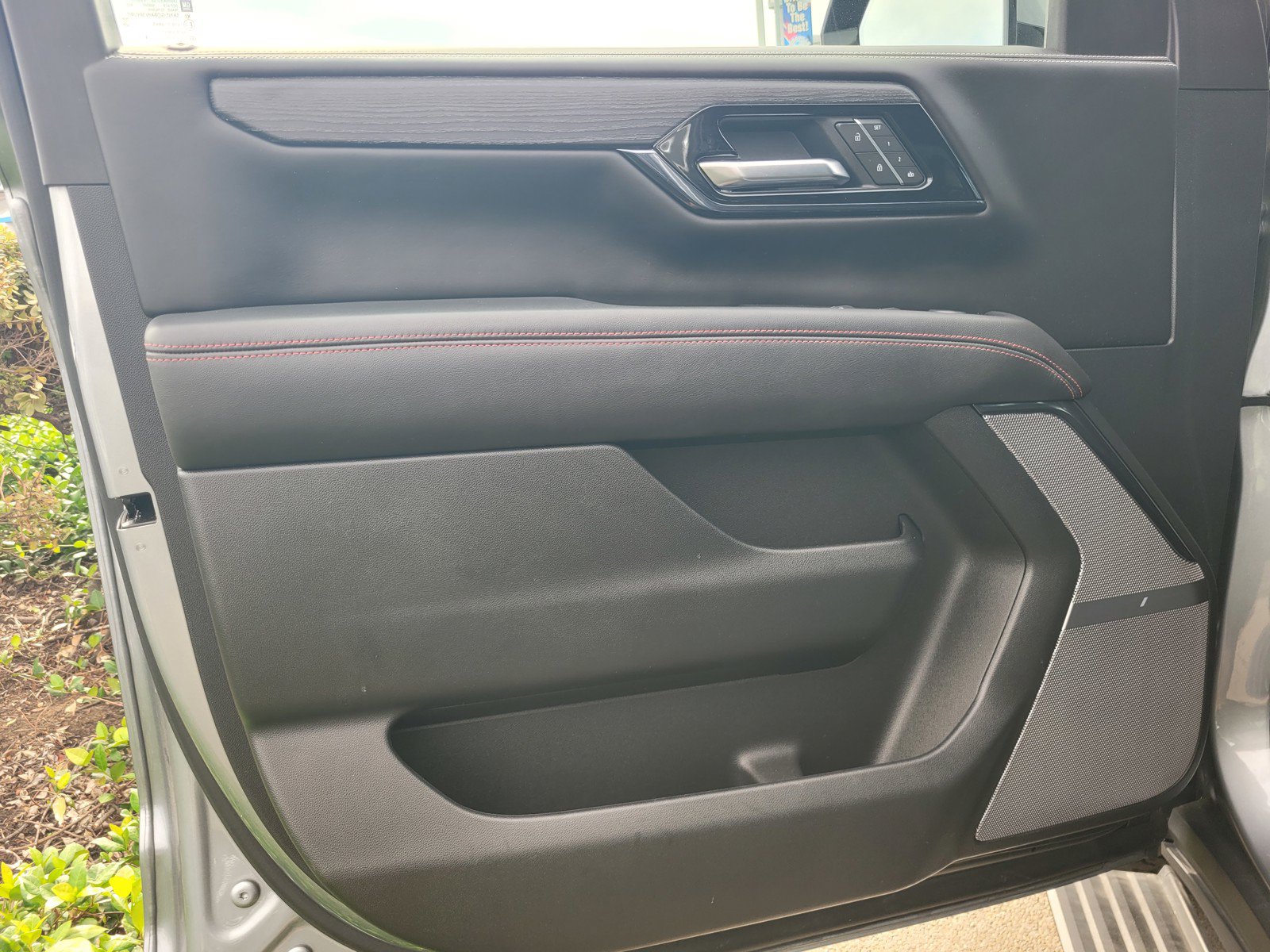 Used 2025 GMC Yukon AT4 Ultimate w/ LPO, Floor Liner Package AWD/4WD image 15