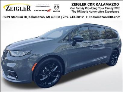 Used 2025 Chrysler Pacifica Limited