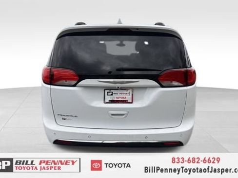 Used 2017 Chrysler Pacifica Touring-L w/ Tire & Wheel Group image 4