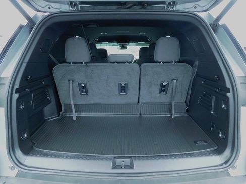 Used 2024 Chevrolet Traverse LT image 12