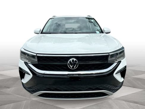 Used 2022 Volkswagen Taos SE w/ Panoramic Sunroof Package FWD image 3