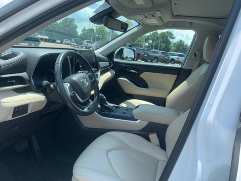 Used 2023 Toyota Highlander XLE FWD image 12