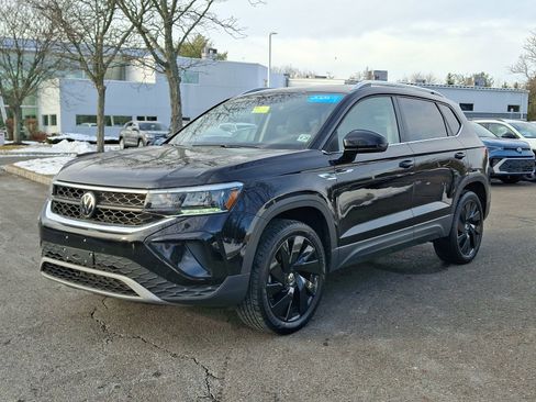 Certified 2024 Volkswagen Taos SE image 3