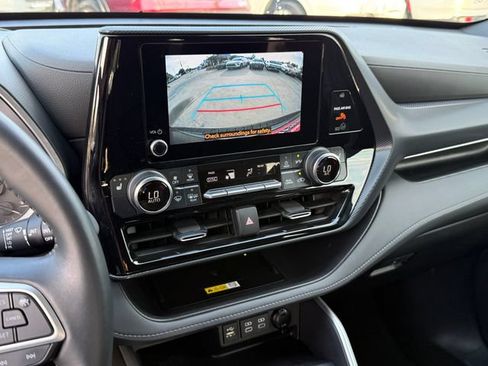 Used 2023 Toyota Highlander XSE FWD image 19