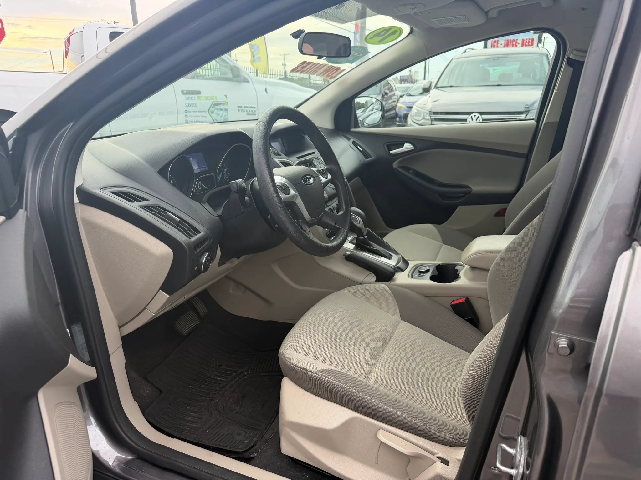 Used 2014 Ford Focus SE w/ SE Winter Package FWD image 8