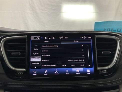 Used 2024 Chrysler Pacifica Touring-L image 35