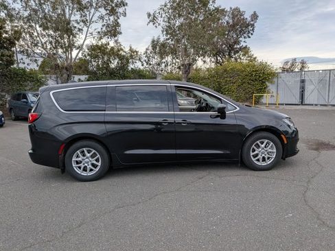 Used 2017 Chrysler Pacifica Touring image 4