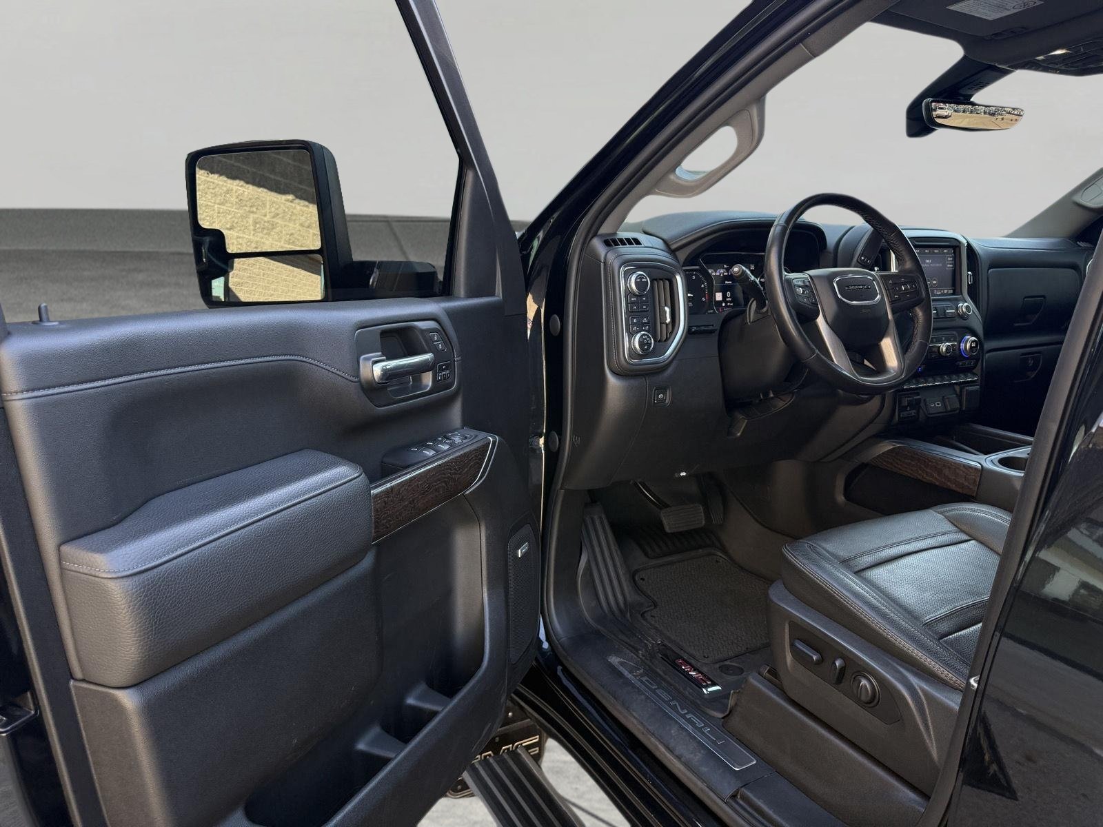 Used 2023 GMC Sierra 3500 Denali w/ Denali Black Diamond Edition AWD/4WD image 17