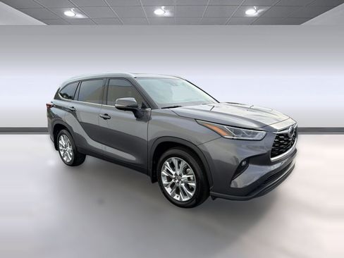 Certified 2024 Toyota Highlander Limited FWD image 7