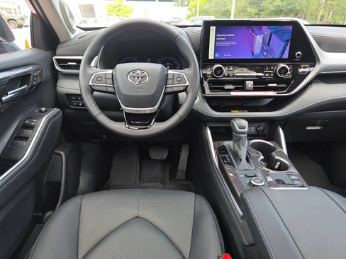 Used 2026 Toyota Highlander Platinum AWD/4WD image 7