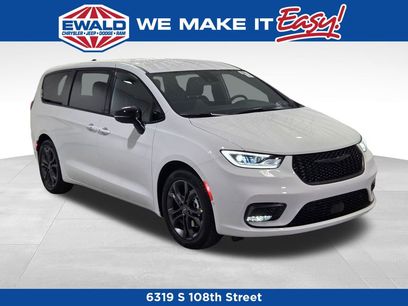 New 2026 Chrysler Pacifica Select