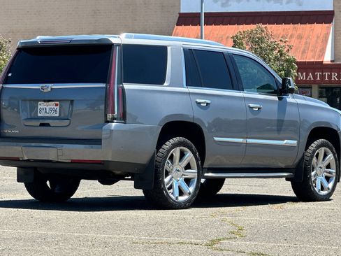 Used 2019 Cadillac Escalade Luxury RWD image 3