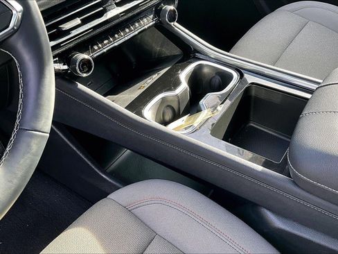 Used 2025 Chevrolet Traverse LT image 17