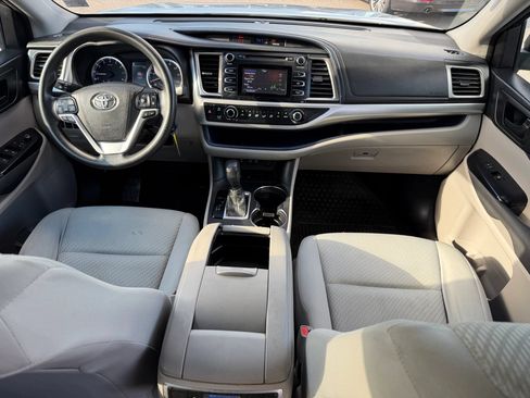 Used 2017 Toyota Highlander LE FWD image 17