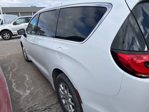 Used 2025 Chrysler Pacifica Select image 12