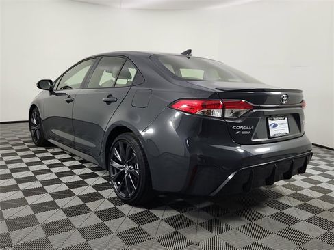 Used 2023 Toyota Corolla SE image 3