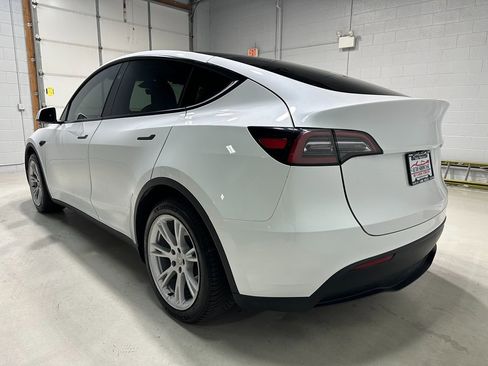 Used 2023 Tesla Model Y Long Range AWD/4WD image 19
