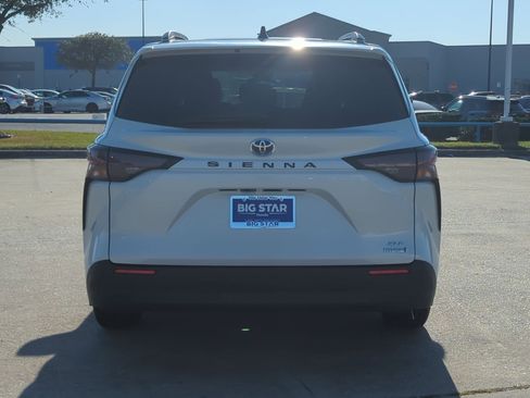 Used 2024 Toyota Sienna XLE image 5