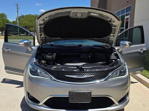 Used 2018 Chrysler Pacifica Limited FWD image 15