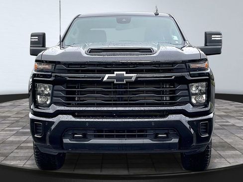 Used 2025 Chevrolet Silverado 2500 Custom w/ Custom Value Package image 3