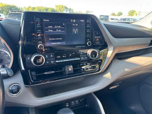 Used 2022 Toyota Highlander XLE AWD/4WD image 8