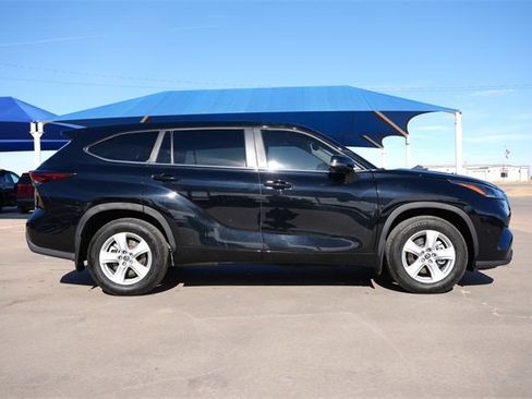 Used 2024 Toyota Highlander LE image 3