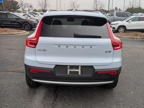 Used 2025 Volvo XC40 B5 Core image 8